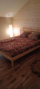 una camera da letto con un grande letto con una lampada di Les roses d'Olga 