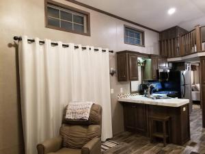 Tiny home with hammock loft BBQ and yard的厨房或小厨房