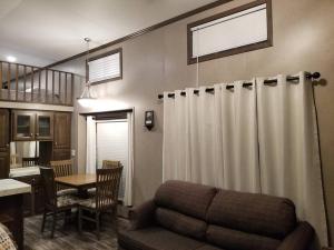 Tiny home with hammock loft BBQ and yard的休息区