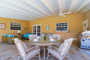 a dining room with a table and chairs at Topaz 8 in Palm-Eagle Beach