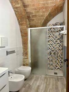 een badkamer met een douche, een toilet en een wastafel bij Podere La Pace in Vada