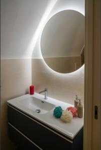 La salle de bains est pourvue d'un lavabo et d'un miroir. dans l'établissement Arco Felice, à Giovinazzo