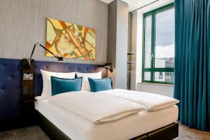 Postel nebo postele na pokoji v ubytování Motel One Mannheim