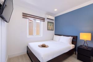a bedroom with a bed with a hat on it at Solito 52 in Oranjestad