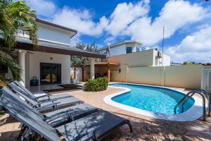 - une piscine dans l'arrière-cour d'une maison dans l'établissement Koyari 36-F, à Palm-Eagle Beach