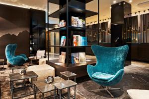 Ein Sitzbereich in der Unterkunft Motel One Zürich