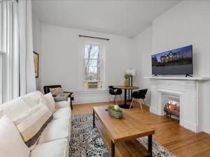 Cozy 1BR Near Zoo, UC, OTR, Downtown的电视和/或娱乐中心