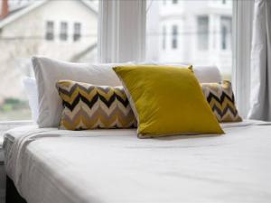 Cozy 1BR Near Zoo, UC, OTR, Downtown客房内的一张或多张床位
