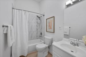 辛辛那提Cozy 1BR Near Zoo, UC, OTR, Downtown的带马桶和水槽的白色浴室