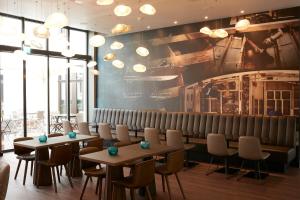 Ein Restaurant oder anderes Speiselokal in der Unterkunft Motel One Zürich 