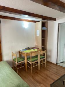 een kamer met een tafel en stoelen en een bed bij Zabljak studio apartment 1 in Žabljak