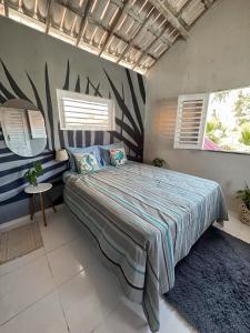 una camera da letto con un letto e due finestre di Vila da Sereia hostel e pousada a Icaraí Altre 74 foto