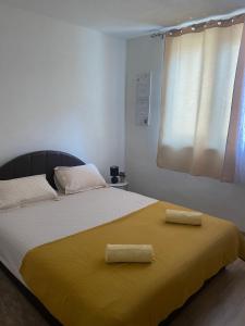 - une chambre avec un grand lit et 2 serviettes dans l'établissement Old Town Oasis, à Podgorica