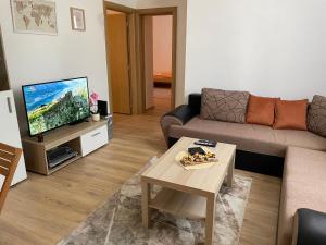 - un salon avec un canapé et une télévision dans l'établissement Old Town Oasis, à Podgorica