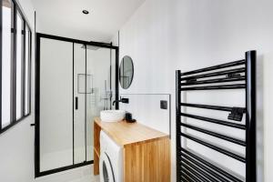 a bathroom with a washer and dryer and a mirror at Studio 2P renovated rue des Archives Marais Clim 2 in Paris