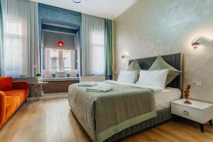 een hotelkamer met een bed en een bank bij Taksim Bi Center Suites in Istanbul