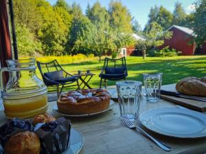 een houten tafel met eten en drinken erop bij Nilsstugan in Råda