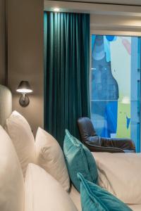 Postel nebo postele na pokoji v ubytování Motel One Berlin-Alexanderplatz