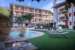 Bazén v ubytování Hotel Capanna d'Oro nebo v jeho okolí