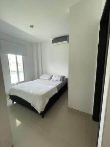 Een bed of bedden in een kamer bij Apartahotel la Quinta