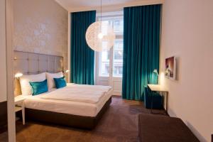 Postel nebo postele na pokoji v ubytování Motel One Wien-Staatsoper