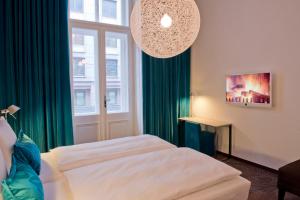Postel nebo postele na pokoji v ubytování Motel One Wien-Staatsoper