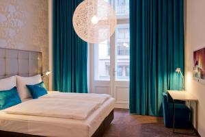 Postel nebo postele na pokoji v ubytování Motel One Wien-Staatsoper