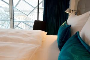 Postel nebo postele na pokoji v ubytování Motel One Wien-Staatsoper