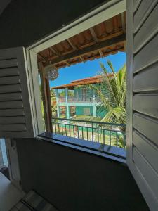 um quarto com uma janela com vista para um resort em Vila da Sereia hostel e pousada em Icaraí