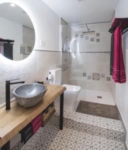 y baño con lavabo y aseo. en Emilysuites - Malaga Centro Historico, en Málaga