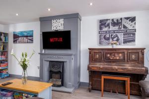 En tv och/eller ett underhållningssystem på Home in Peterborough