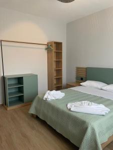 Een bed of bedden in een kamer bij Kavala Luxury House
