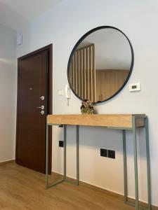 Kavala Luxury House في كافالا: طاولة تزيين مع مرآة على الحائط