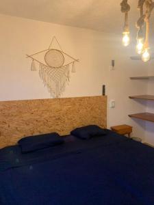 ein Schlafzimmer mit einem blauen Bett mit einem Stern an der Wand in der Unterkunft Depto con PISCINA PUENTE DEL MAR ACAPULCO in Acapulco