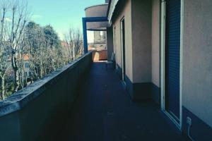 einen leeren Balkon eines Gebäudes mit Aussicht in der Unterkunft Seveso Centro stazione , 15 minuti da Milano in Seveso