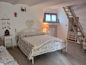 een slaapkamer met een bed en een trap bij The blue country house in Cavour