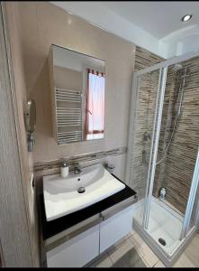 een badkamer met een wastafel en een douche bij Casa vacanze Paglino in Ventimiglia