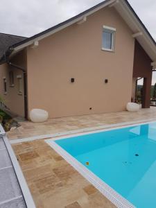 Bazén v ubytovaní Ferienwohnung mit Pool an der Apfelstraße alebo v jeho blízkosti