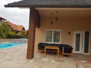Bazén v ubytovaní Ferienwohnung mit Pool an der Apfelstraße alebo v jeho blízkosti