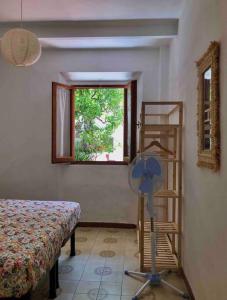 a room with a room with a fan and a window at Via della Campana 17 in Portoferraio