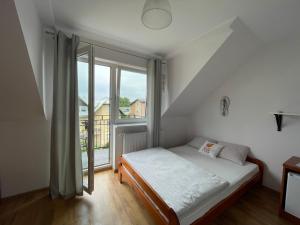 una camera con un letto e una grande finestra di Willa Filip a Władysławowo