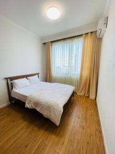 sypialnia z łóżkiem i dużym oknem w obiekcie Victoria Entire Apartment With Gym and Pool w mieście Dar es Salaam