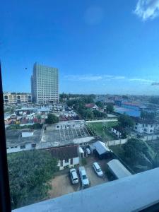 widok na miasto z samochodami zaparkowanymi na parkingu w obiekcie Victoria Entire Apartment With Gym and Pool w mieście Dar es Salaam