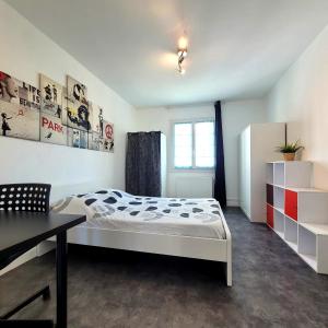 - une chambre avec un lit et une table dans l'établissement Le Libé, à Grenoble