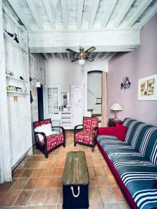 - un salon avec un canapé et deux chaises dans l'établissement à St Rémy Petite maison au coeur du village, à Saint-Rémy-de-Provence