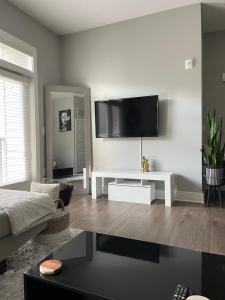 TV a/nebo společenská místnost v ubytování Home away from home