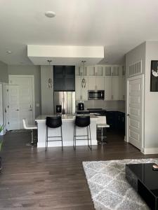 una cucina con armadi in bianco e nero, tavolo e sedie di Home away from home a Decatur