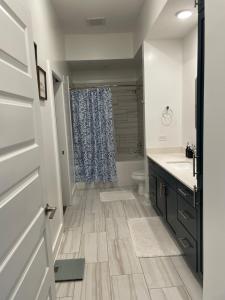 een badkamer met een douche, een wastafel en een toilet bij Home away from home in Decatur