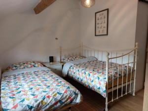 2 camas individuales en un dormitorio con en Gite du Grand Chene, en Saint-Léger-Magnazeix