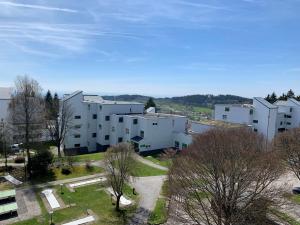 una vista aérea de una ciudad con edificios blancos en Pleskini Apartment, en Sankt Englmar